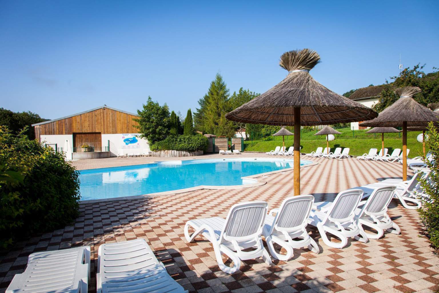 photo view pool parasol sunshine blue sky jura