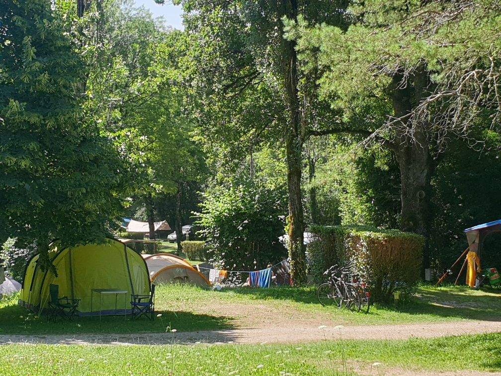 Stellplatz mit Zelt und Camping-Tisch